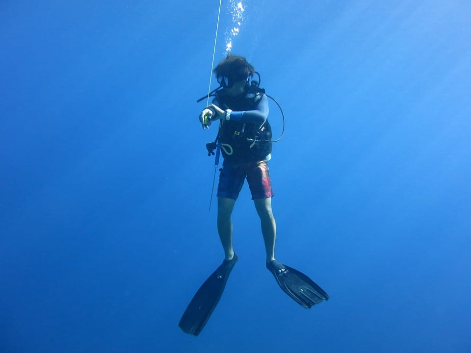 diver-1430226_960_720 diver wearing dive computer