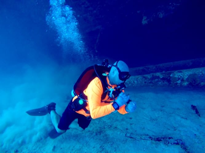 photo-1515722382596-f3b3505b5223 scuba diver