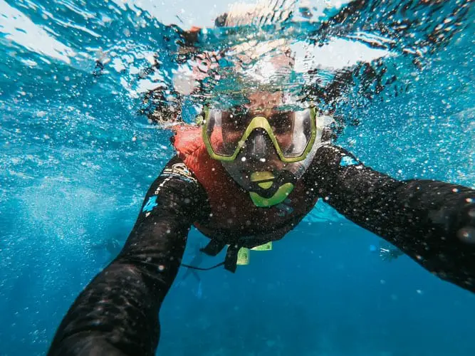 photo-1543037855-00580e109d39 diver taking a photo underwater