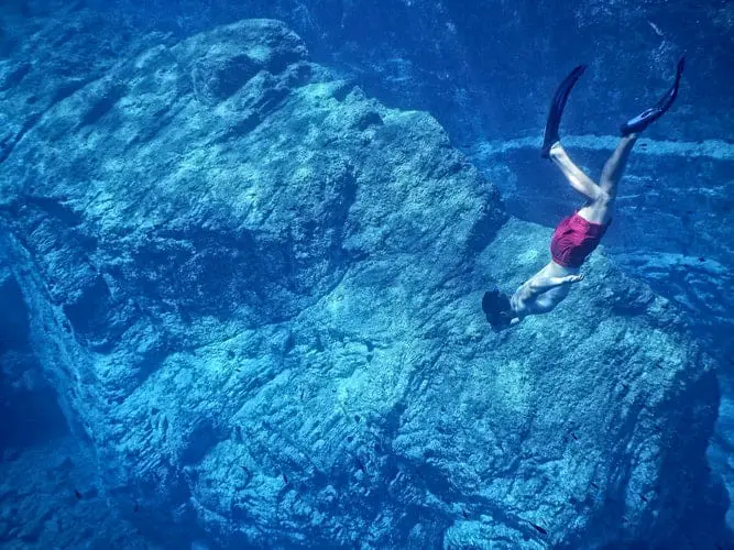 diving in Cenote Ik Kil
