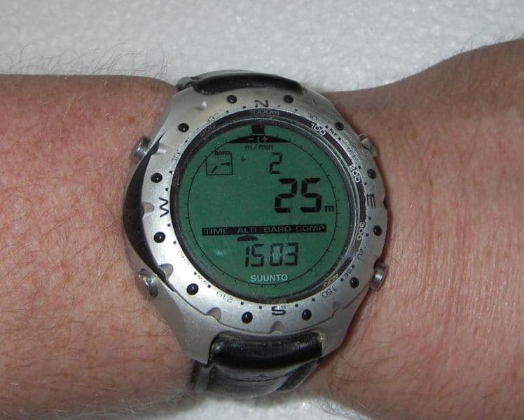person wearing Suunto hoogtemeter