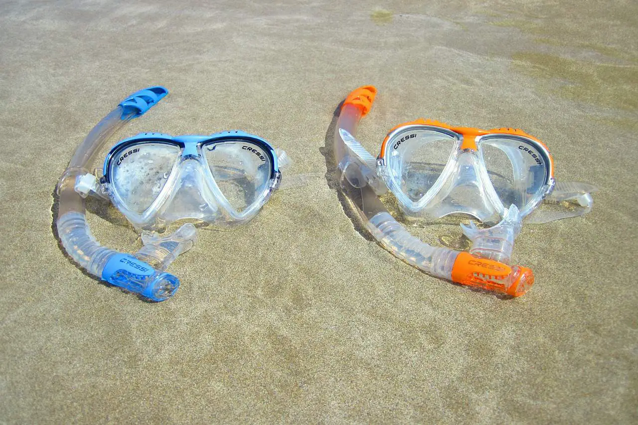 blue and orange snorkling mask
