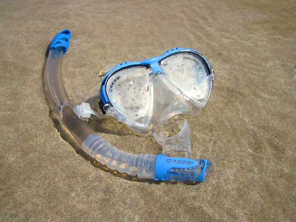 blue diving mask
